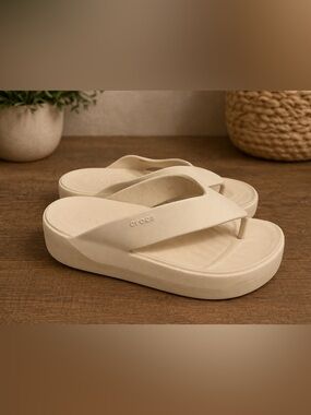CROCS Cream Platform Toe-Post Sandals size 7 EUC